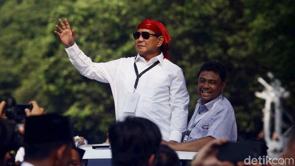 Pakai Bandana Merah, Prabowo Orasi Berapi-api