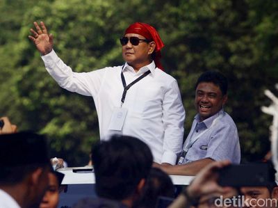 Pakai Bandana Merah, Prabowo Orasi Berapi-api