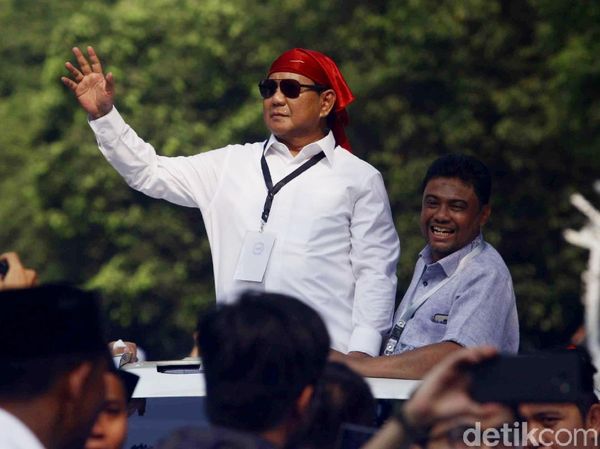 Pakai Bandana Merah, Prabowo Orasi Berapi-api