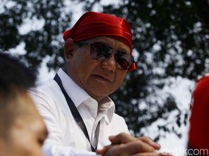Gaya Prabowo Joget di Atas Mobil Diiringi Lagi Syantik Gaya Prabowo Joget di Atas Mobil Diiringi Lagi Syantik