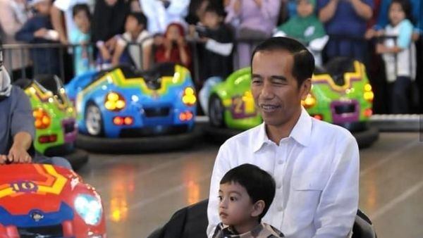 Momen Jokowi Momong Cucu