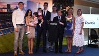 Saat diperkenalkan sebagai pemain Madrid, Courtois didampingi keluarga, mantan pasangannya Marta Dominguez, dan kedua anaknya. Foto: Denis Doyle/Getty Images