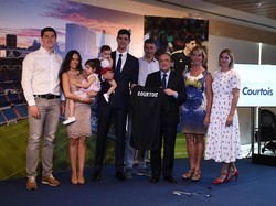 Saat diperkenalkan sebagai pemain Madrid, Courtois didampingi keluarga, mantan pasangannya Marta Dominguez, dan kedua anaknya. Foto: Denis Doyle/Getty Images