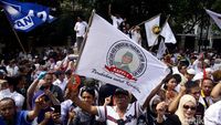 Suasana Saat Ratusan Pendukung Antar Prabowo-Sandi ke KPU