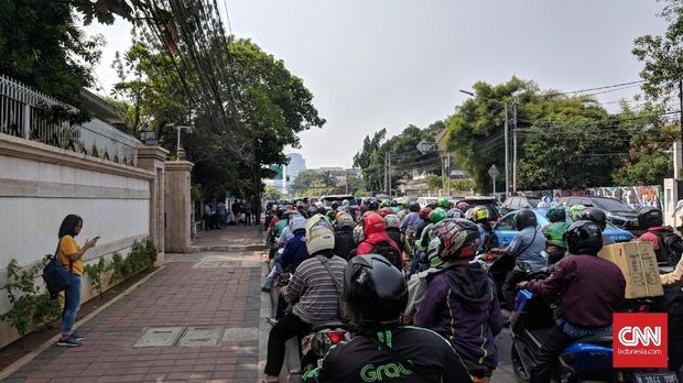 Prabowo-Sandi Daftar Pilpres, Lalu Lintas Sekitar KPU Macet