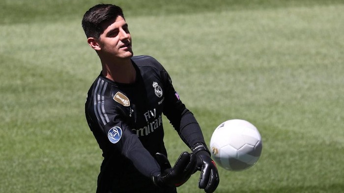 Soccer Football - Real Madrids Thibaut Courtois Presentation - Santiago Bernabeu, Madrid, Spain - August 9, 2018   Real Madrids Thibaut Courtois on the pitch during the presentation   REUTERS/Sergio Perez