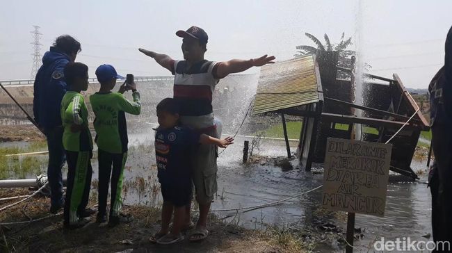 Semburan Air di Ngawi Ibarat Hujan Lebih Awal Bagi Petani Semburan Air di Ngawi Ibarat Hujan Lebih Awal Bagi Petani