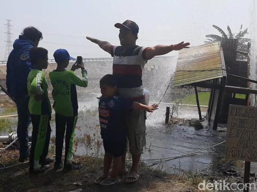 Semburan Air di Ngawi Ibarat Hujan Lebih Awal Bagi Petani Semburan Air di Ngawi Ibarat Hujan Lebih Awal Bagi Petani