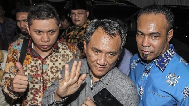 Wakil Sekjen Partai Demokrat Andi Arief (tengah), di Jakarta, Jumat (10/8).