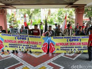 Demo Tolak Perubahan Nama Dua Jalan di Surabaya Terus Berlanjut Demo Tolak Perubahan Nama Dua Jalan di Surabaya Terus Berlanjut