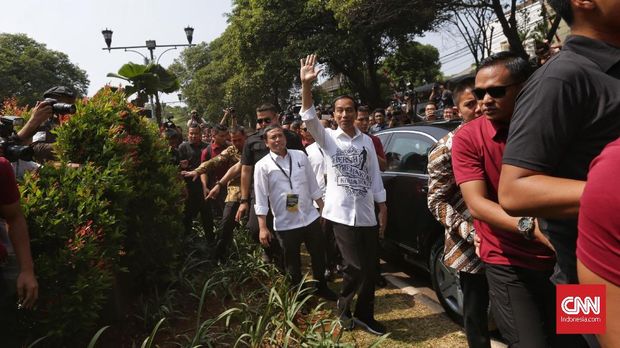 Presiden Joko Widodo saat tiba di Kantor Komisi Pemilihan Umum, Jakarta, Jumat (10/8). 