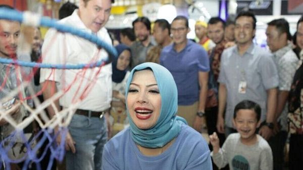 Mpok Nur, Kok Awet Muda? Yuk Intip Rahasia Bugar Istri Sandiaga Uno