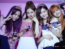 10 Momen Si Cantik Lisa Black Pink yang Doyan Makan Donat hingga Ngopi