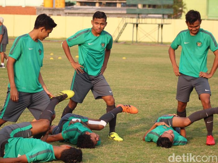Timnas Indonesia U-19 berlatih jelang menghadapi Thailand di final Piala AFF U-16 (Suparno/detikSport) Timnas Indonesia U-19 berlatih jelang menghadapi Thailand di final Piala AFF U-16 (Suparno/detikSport)
