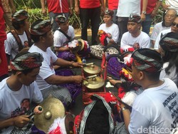 Aksi Massa Pro-Jokowi di KPU: Berpakaian Adat dan Mainkan Gamelan