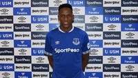 CIES menaksir nilai Yerry Mina adalah 13 juta euro, tapi Everton membayar sampai 31,8 juta euro ke Barcelona untuk mendapatkannya. Ada selisih 18,8 juta euro dari nilai si pemain dengan harga yang dibayarkan. (Foto: Twitter @Everton)