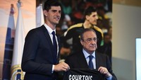 Setelah menandatangai kontrak berdurasi enam tahun, Courtois secara resmi diperkenalkan sebagai pemain Madrid. Foto: Denis Doyle/Getty Images