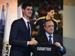 Setelah menandatangai kontrak berdurasi enam tahun, Courtois secara resmi diperkenalkan sebagai pemain Madrid. Foto: Denis Doyle/Getty Images
