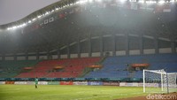 Penampakan penonton yang masih sepi di Stadion Patriot Candrabhaga, Jumat (10/8/2018).