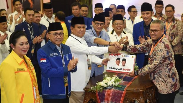 Banyak Orang Foto Sandi di KPU, Zulhas Yakin Prabowo Menang
