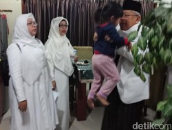 Berangkat Daftar Cawapres, Maruf Amin Peluk Cucu