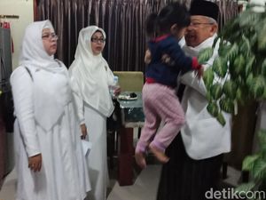 Berangkat Daftar Cawapres, Maruf Amin Peluk Cucu Berangkat Daftar Cawapres, Maruf Amin Peluk Cucu