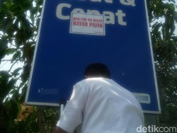 Reklame-reklame Ini Ditempel Stiker, Ini Kata Bapeda Lamongan