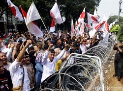 Berkumpul di KPU, Massa Prabowo Teriakkan Ganti Presiden