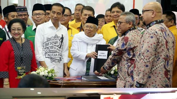 Gaya Jokowi-Maruf Amin vs Prabowo-Sandiaga di KPU