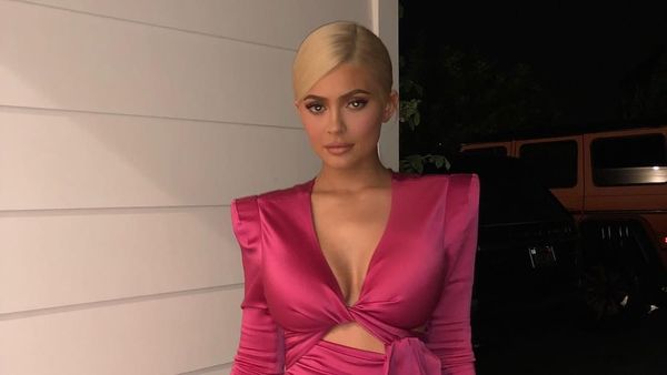 Ultah ke-21, Kylie Jenner Tampil Seksi Bergaun Pink