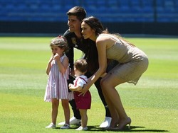 Courtois menyebut faktor anak sebagai salah satu alasannya menerima pinangan Madrid. Kedua anak Courtois tinggal di Madrid. Foto: Denis Doyle/Getty Images