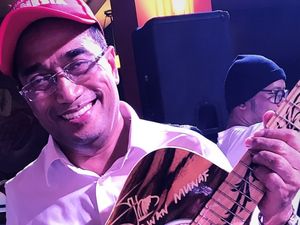 Ini Gitar Budi Karya Sumadi yang Laku Rp 200 Juta untuk Lombok Ini Gitar Budi Karya Sumadi yang Laku Rp 200 Juta untuk Lombok
