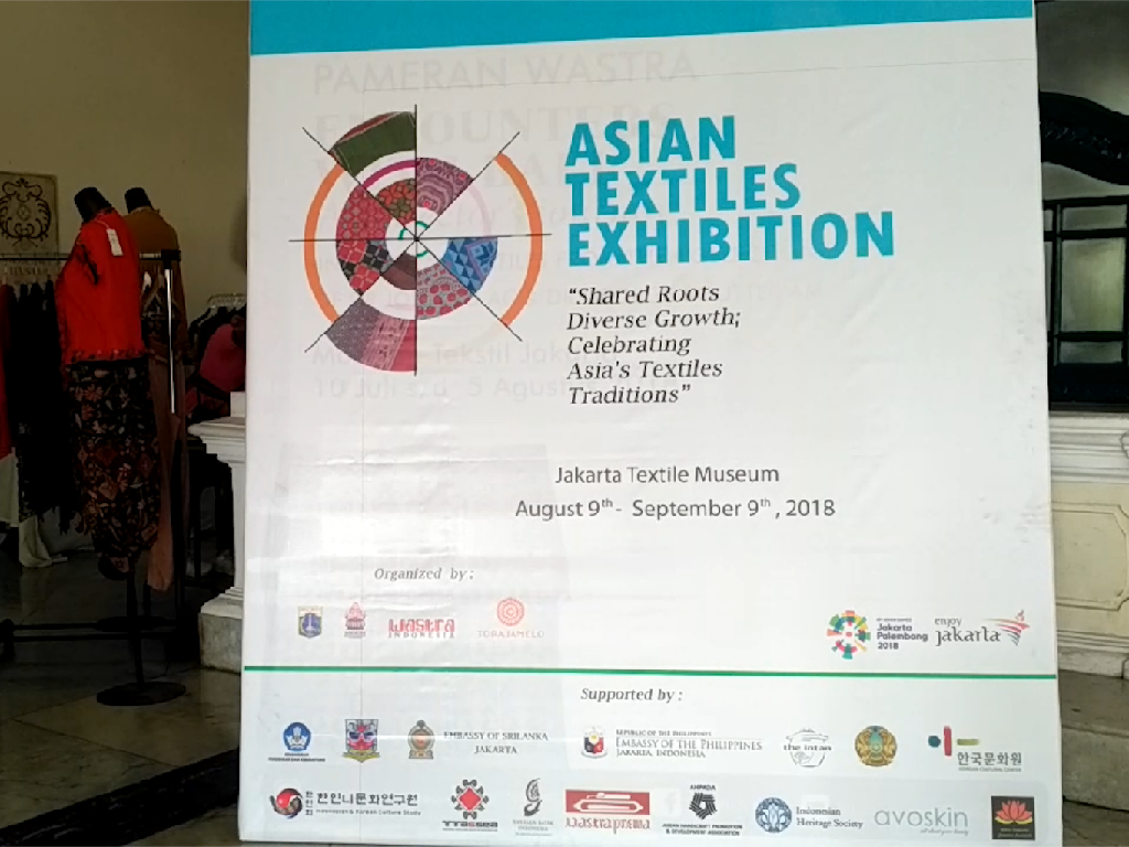 Keren! Kain Tenun Indonesia di Pameran Wastra Asia Keren! Kain Tenun Indonesia di Pameran Wastra Asia
