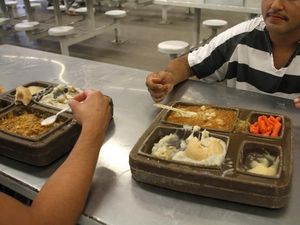 5 Makanan Unik di Penjara, Mie Instan hingga Hasil Masakan Sendiri 5 Makanan Unik di Penjara, Mie Instan hingga Hasil Masakan Sendiri