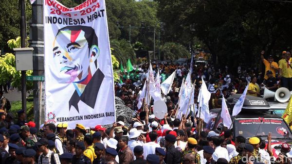 Pawai Pendukung Jokowi-Maruf Amin di KPU