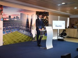 Courtois tiba di markas Madrid pada Kamis (9/8/2018) untuk menjalani tes medis dan menandatangani kontrak. Foto: Denis Doyle/Getty Images