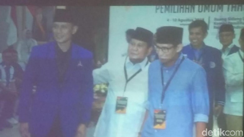Sebelum Duduk di Kursi Pendaftaran, Prabowo-Sandi Berfoto dengan AHY
