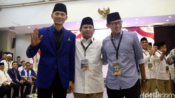 Potret Prabowo Diapit Sandiaga dan AHY saat Daftar ke KPU
