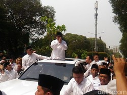 Menuju KPU, Prabowo Keluar Sunroof Mobil dan Sapa Pendukung