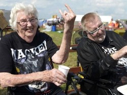 Nonton Konser Metal, 2 Lansia Dipulangkan ke Panti Jompo