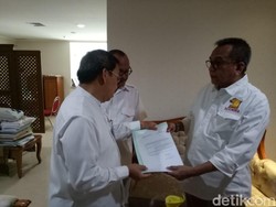 M Taufik Serahkan Surat Mundur Sandiaga ke DPRD DKI