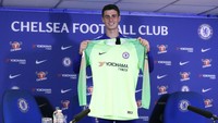 10. Kepa Arrizabalaga. Chelsea memboyong Kepa dari Athletic Bilbao dengan memecahkan rekor transfer penjaga gawang. Si Biru menebus klausul rilisnya sebesar 71,8 juta pound sterling atau sekitar Rp 1,3 triliun, yang sekaligus menyalip harga termahal Alisson. (Foto: Luke Walker/Getty Images)