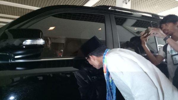 Momen Sandiaga Cium Mobil Dinas di Saat Terakhir Jadi Wagub