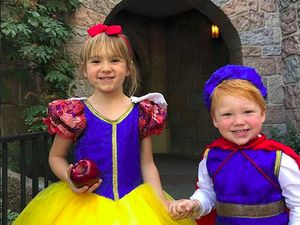 Totalitas! Bocah Ini ke Disneyland Pakai Kostum Tokoh Disney