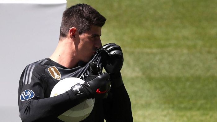 Thibaut Courtois Soccer Football - Real Madrids Thibaut Courtois Presentation - Santiago Bernabeu, Madrid, Spain - August 9, 2018 Real Madrids Thibaut Courtois poses on the pitch during the presentation REUTERS/Sergio Perez