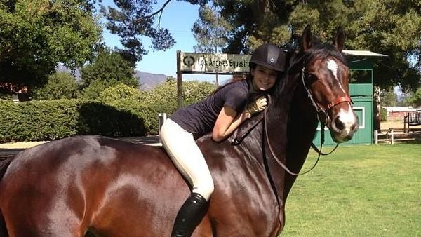 Seksinya Kendall Jenner Saat Menunggangi Kuda, Sporty Abis!