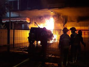 Kebakaran Bengkel, 5 Orang Terjebak dan Mobil Rubicon Terbakar