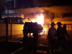 Kebakaran Bengkel, 5 Orang Terjebak dan Mobil Rubicon Terbakar