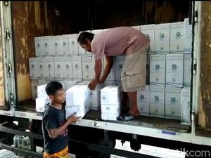 Air Zam-Zam Tiba di Asrama Haji Surabaya, Setiap Jemaah Dapat 5 Liter Air Zam-Zam Tiba di Asrama Haji Surabaya, Setiap Jemaah Dapat 5 Liter