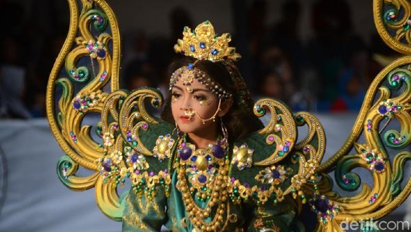 Foto: Aksi Bocah-bocah Cilik Meriahkan Jember Fashion Carnival